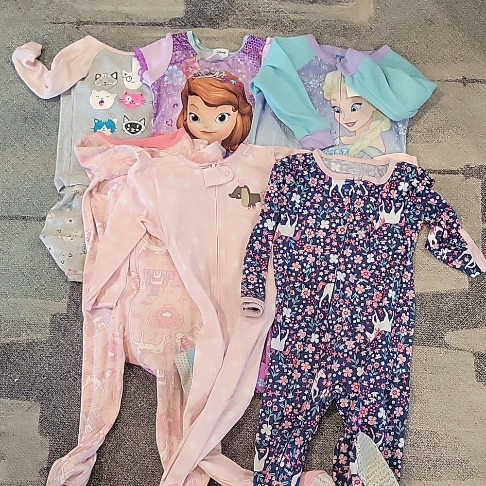 Lot of girls size 24 months sleepers /PJ sets